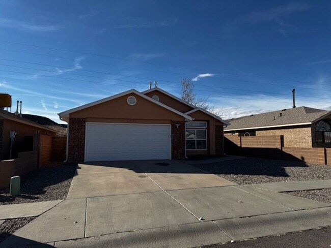 Building Photo - Spacious & Immaculate 3-Bed / 2-Bath Home