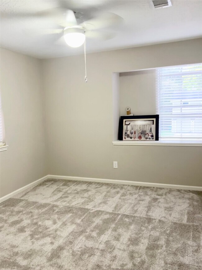 Building Photo - 5 Spurwood Ct