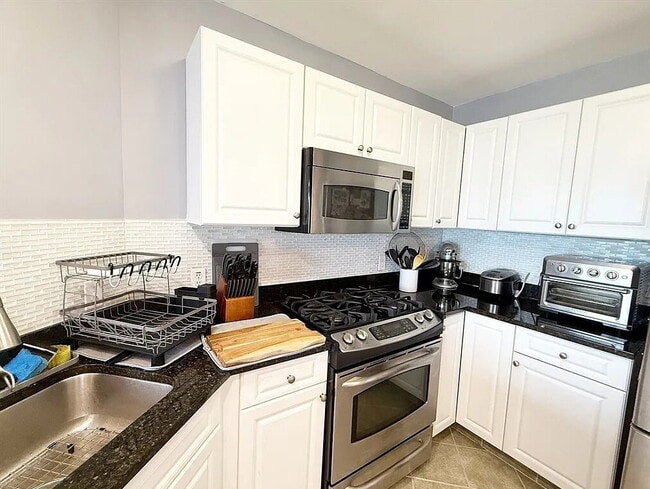 Building Photo - Sophisticated Space Designed for Comfort