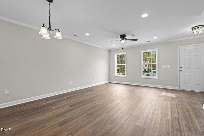 Building Photo - 122 Laura Ln