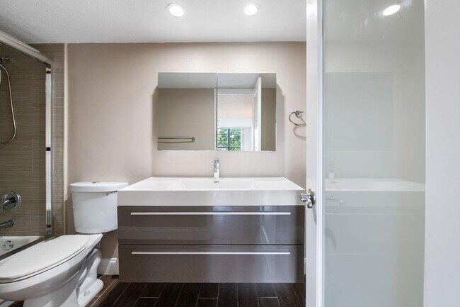 Building Photo - 2851 S Palm Aire Dr