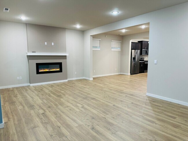 Building Photo - Newer 3-Story 3 Bedroom DR Horton Home in ...