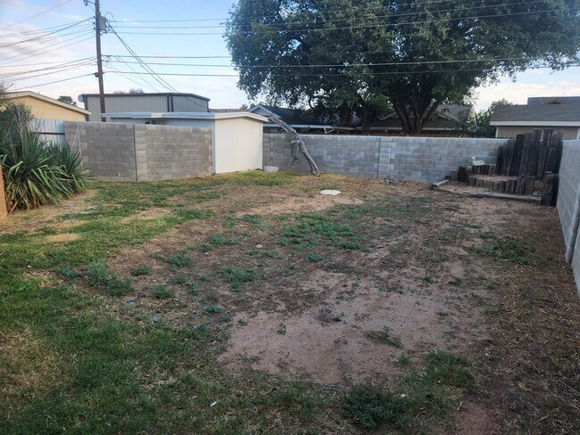 Building Photo - 3821 E Everglade Ave