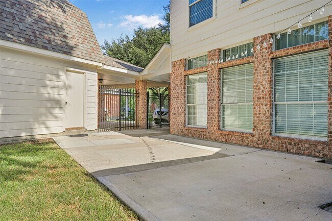 Building Photo - 313 Winding Oak Ln S