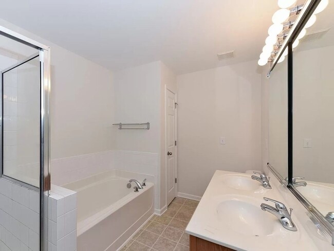 Building Photo - Charming 3BR Townhome in Raleigh