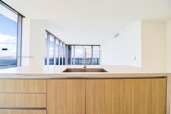 Building Photo - 700 NE 24th St