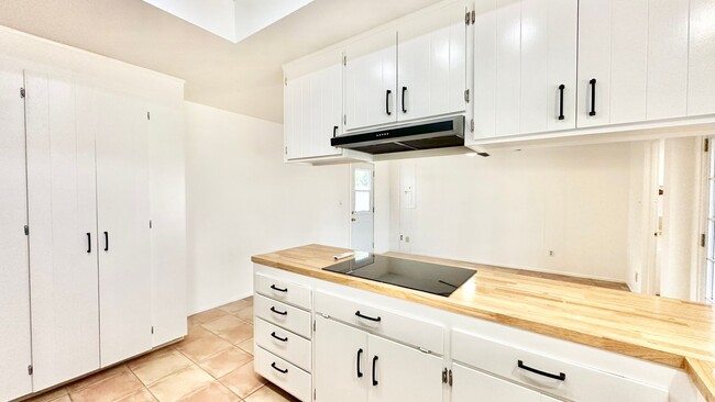 Building Photo - Lovely & Freshly Updated, Remodeled, Paint...