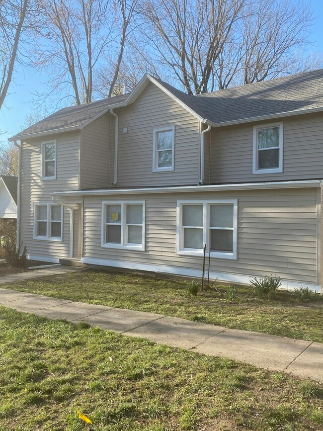 Building Photo - 916 Grove St