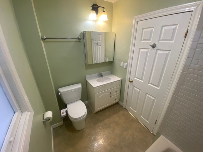 Building Photo - Advent - Gorgeous 5 Bedroom Home With Front/Backyard, Driveway & Washer/Dryer!