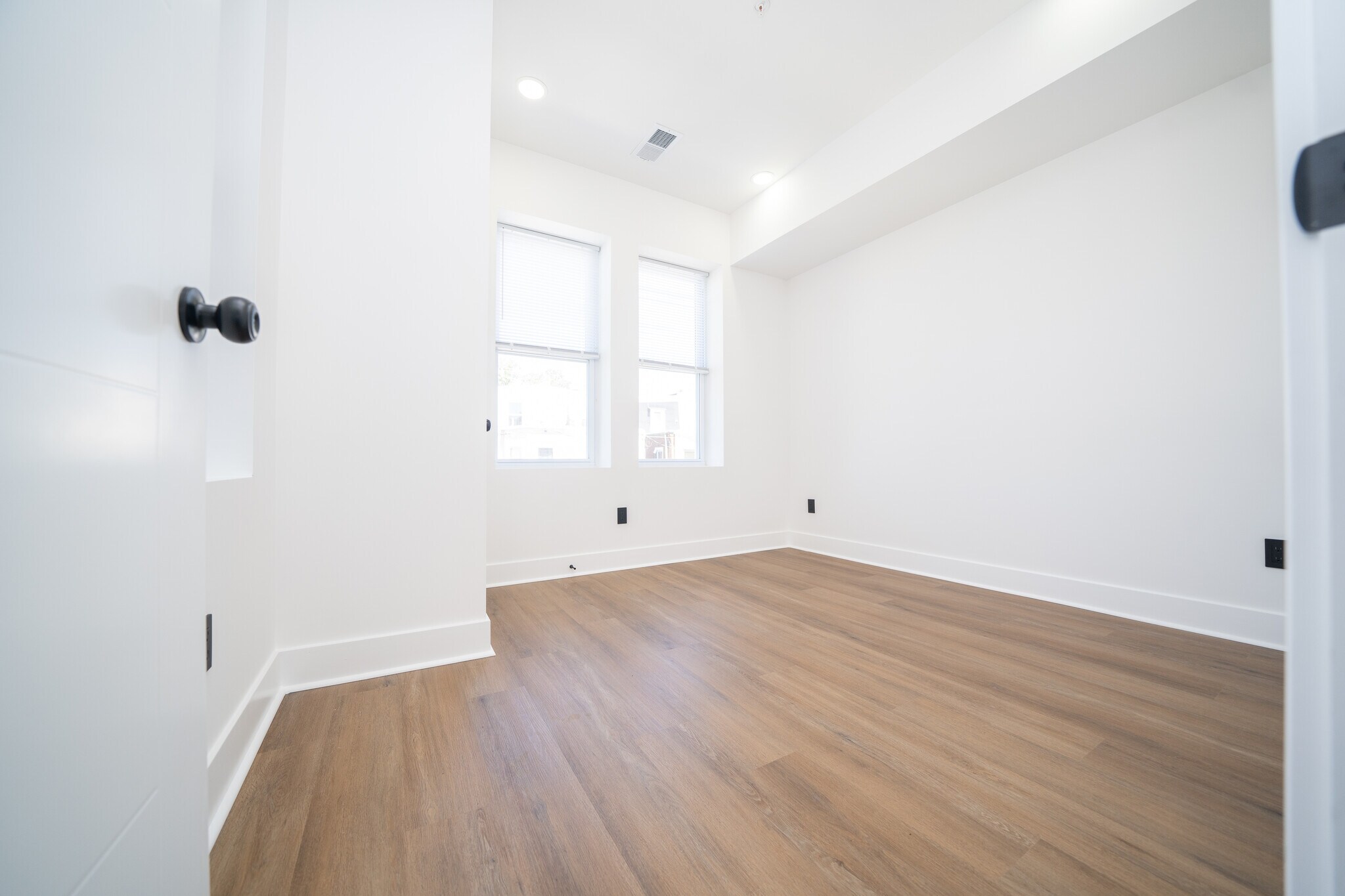 Building Photo - 4927 Catharine St