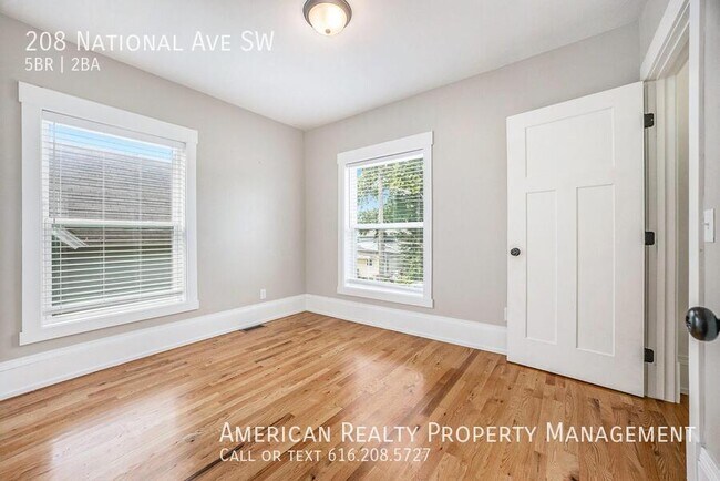 Building Photo - 208 National Ave SW