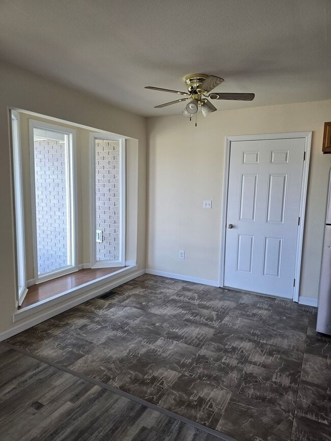 Building Photo - Beautiful Move in ready House!