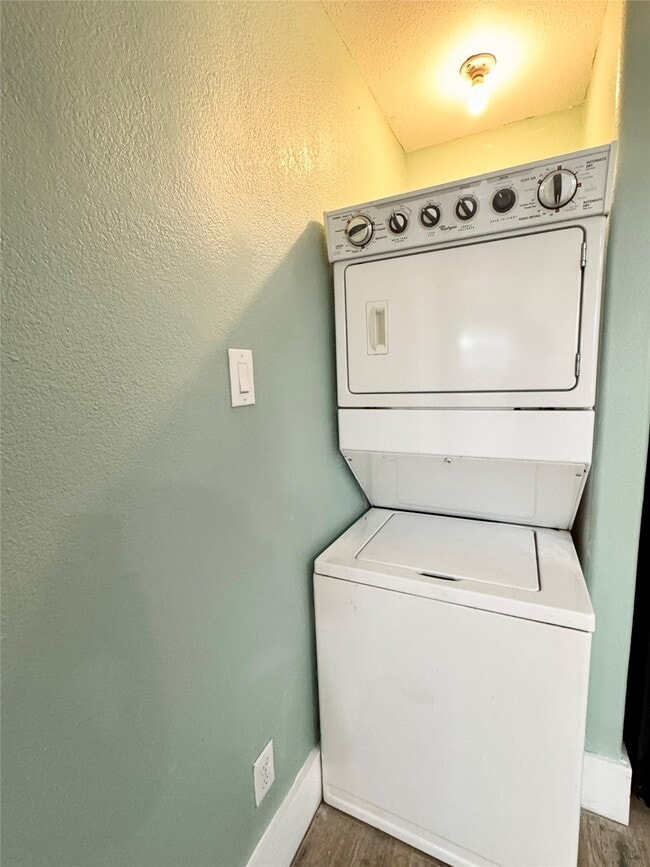 Building Photo - 728 W 21st St