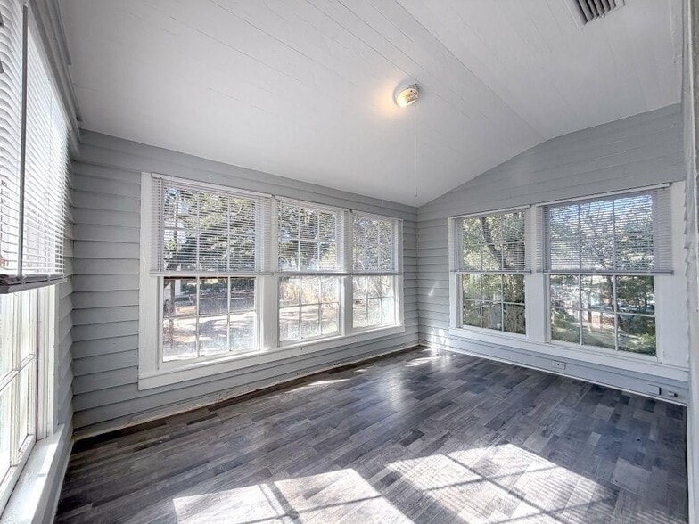 Building Photo - 206 5th St