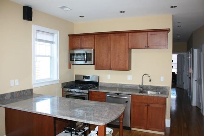 Building Photo - Renovated 5-Bedroom in Mission Hill | Central Air | In-Unit Laundry | 9/1