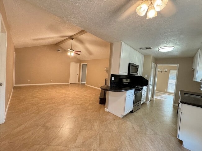 Building Photo - 28922 Savannah Dr