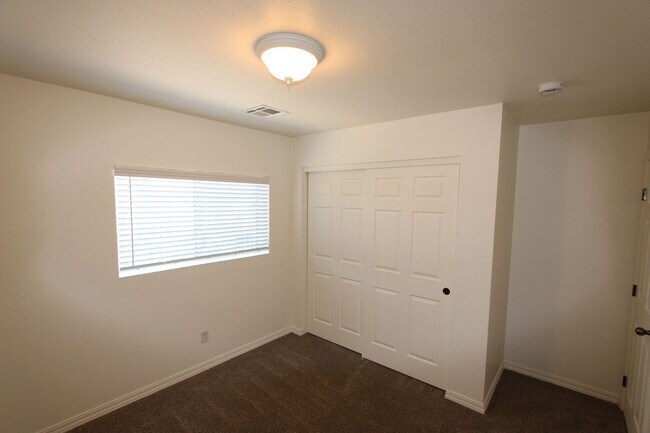 Building Photo - Spacious Bellemont Townhome | 3 Bedrooms + Private Fenced Yard