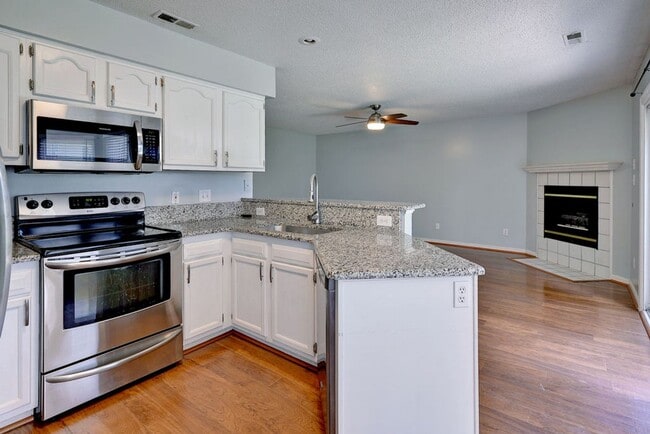 Building Photo - Well Maintained Coventry Home