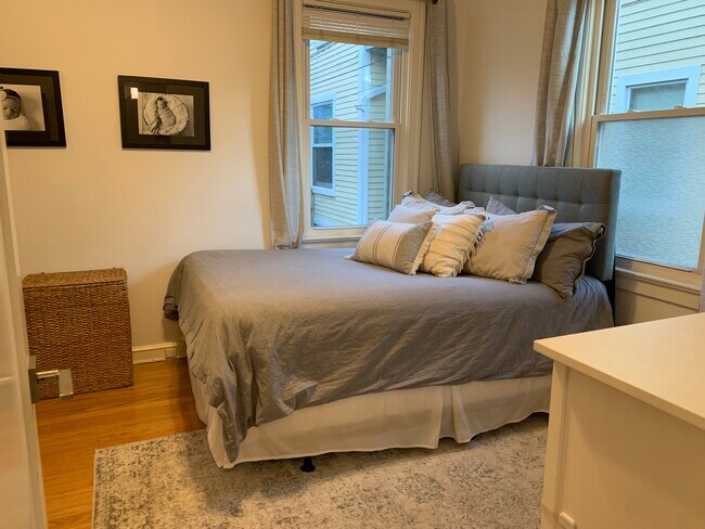 Building Photo - 910 Lake St