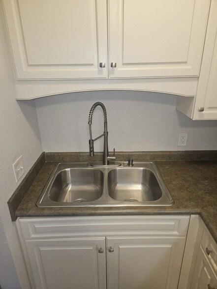 Building Photo - 802 E Main St