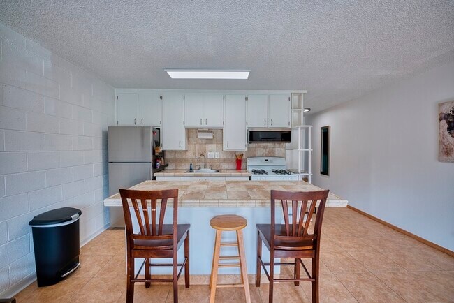 Building Photo - 355 Kalanianaole St