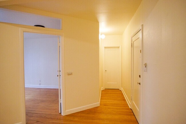 Building Photo - Paris on Mississippi! Fabulous 1Bdr Ready Soon!