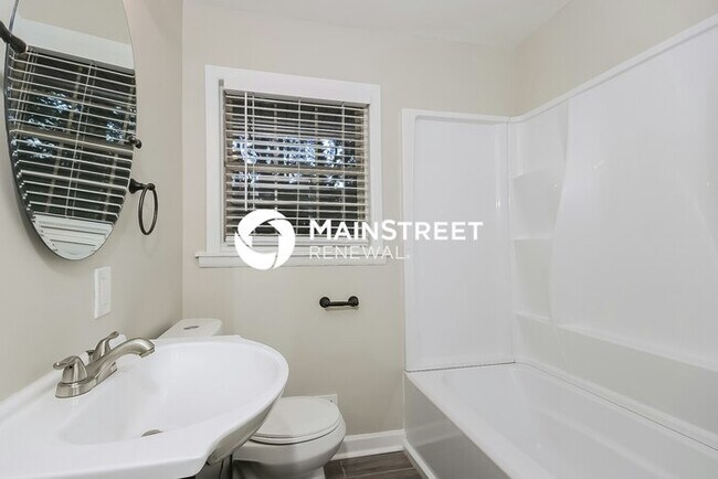 Building Photo - 3 Bedroom Pet-Friendly Home in East Point, GA with Main Street Renewal