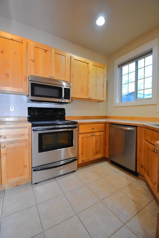 Building Photo - Fantastic end unit condo in Westgate subdi...