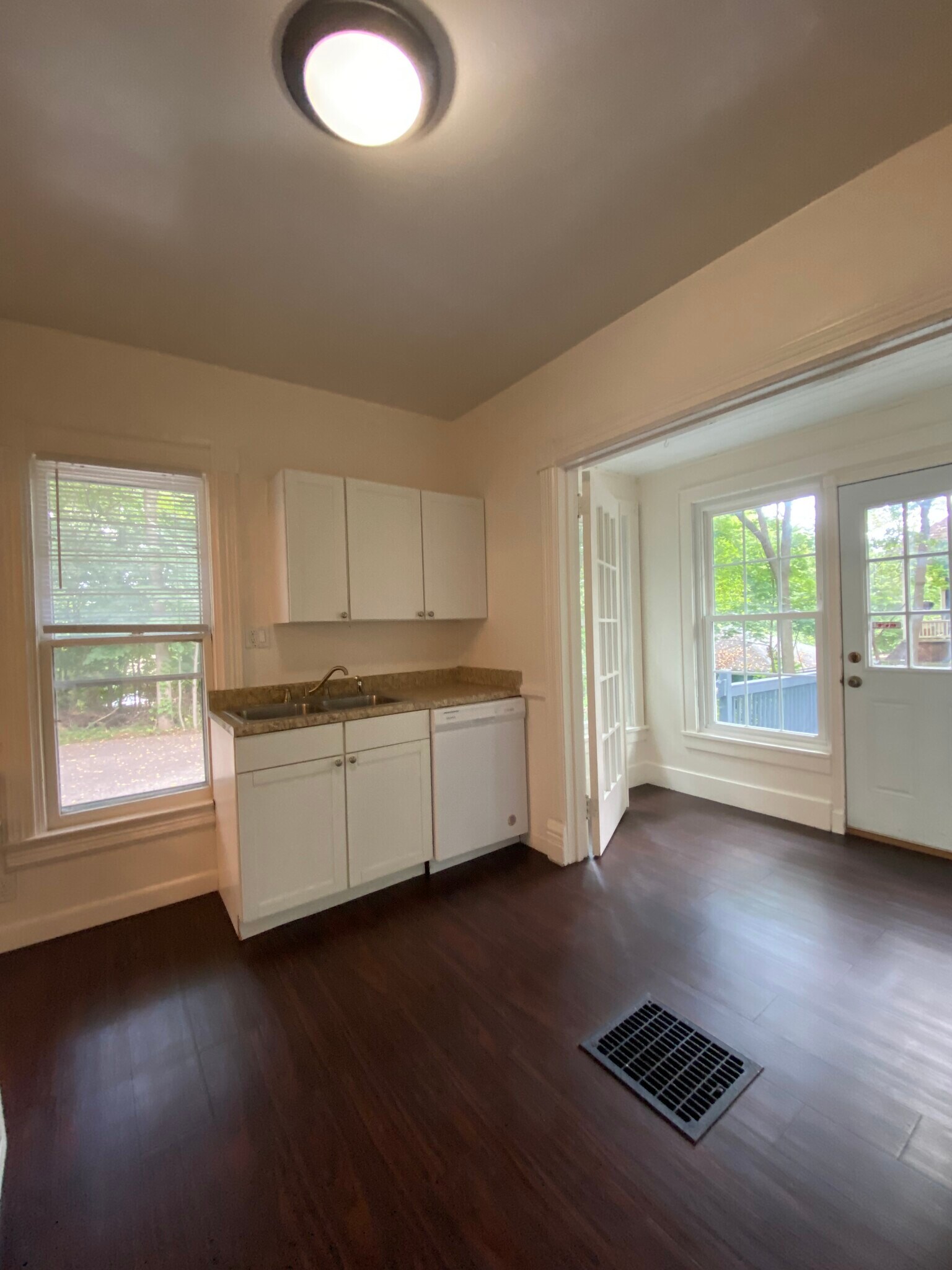 Large Kitchen - 952 Grant St