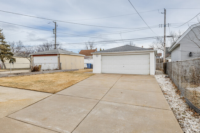 Building Photo - 10939 S Lawndale Ave