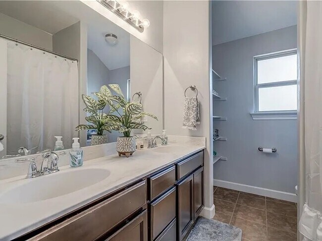 Building Photo - Beautiful 4bed/2.5bath Home Available in Mustang, OK