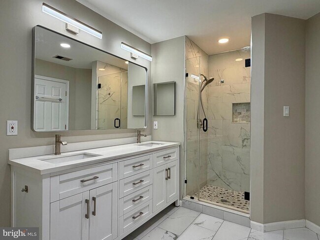 Building Photo - 6036 Helmsman Way