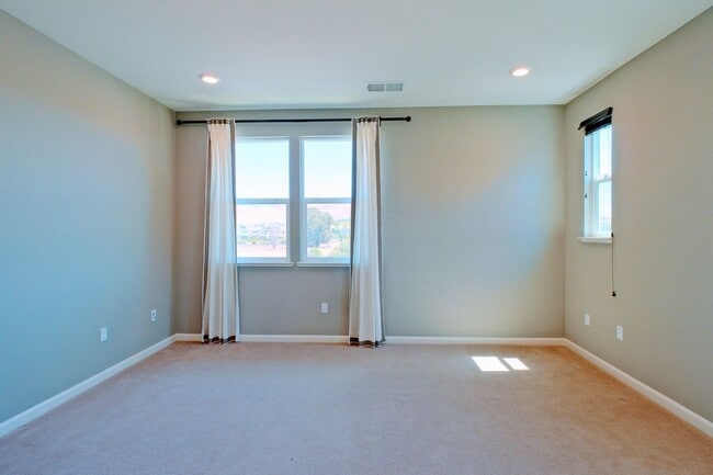 Building Photo - Beautiful end unit 4 bedroom condo in Dublin