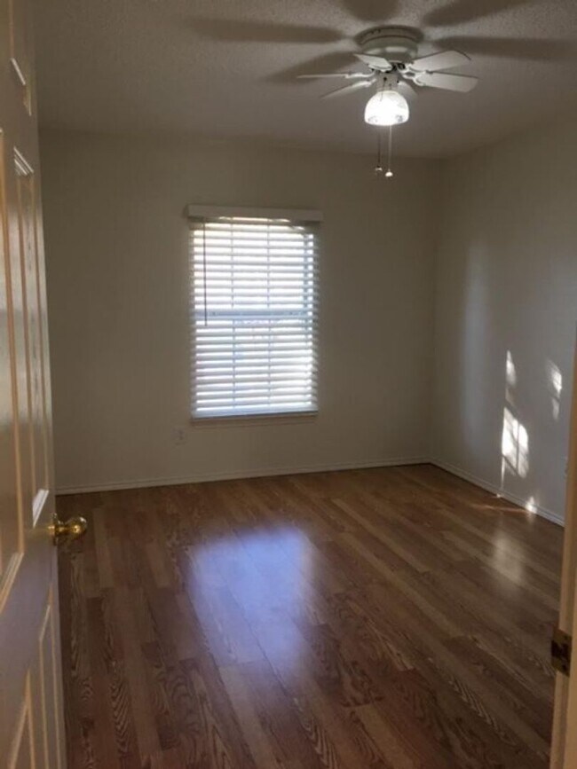 Building Photo - 3 bedroom single-family in Burleson ISD