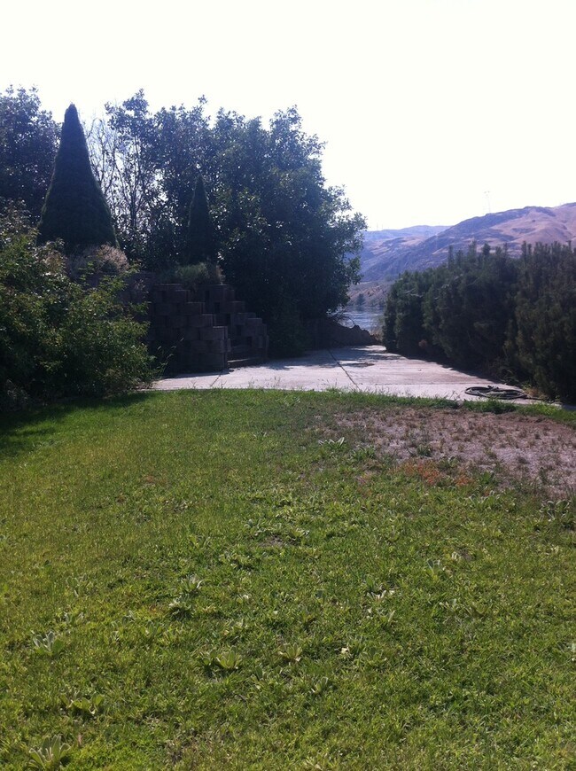 Building Photo - Spacious 2 br 1 ba Coulee Dam duplex