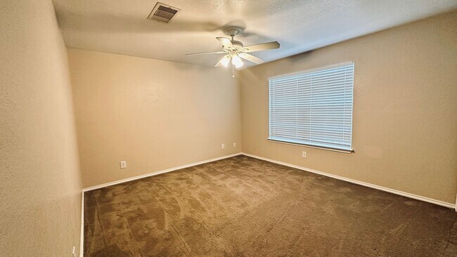 Building Photo - 5 Bedroom Home in Dover Subdivision!