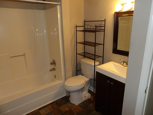 Building Photo - 65 Ashwood Ct