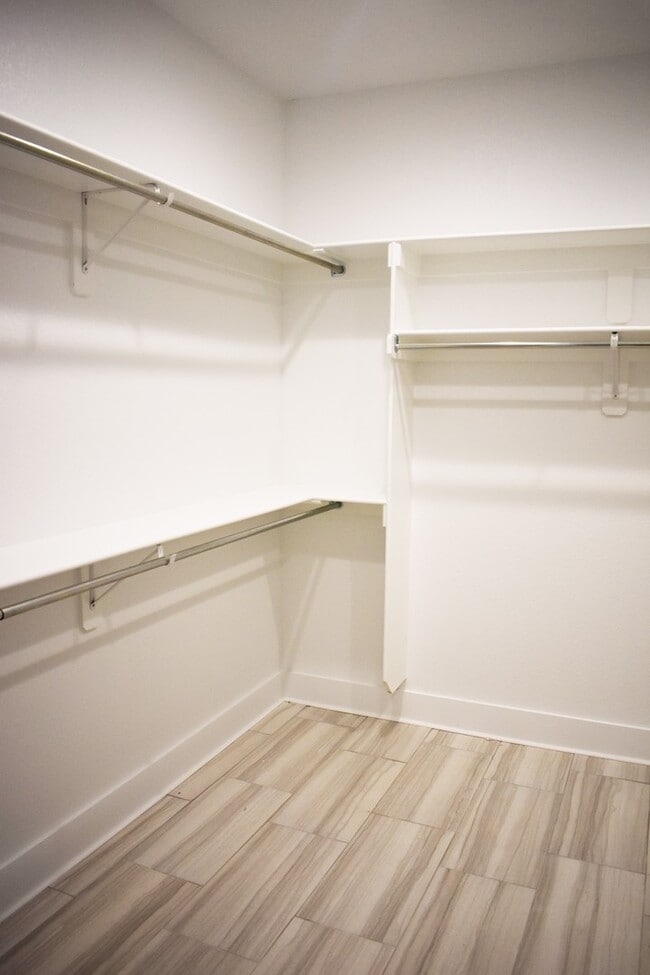 Building Photo - Upscale 4 Bedroom 3.5 Bathroom in The Heart of Fayetteville AR!!