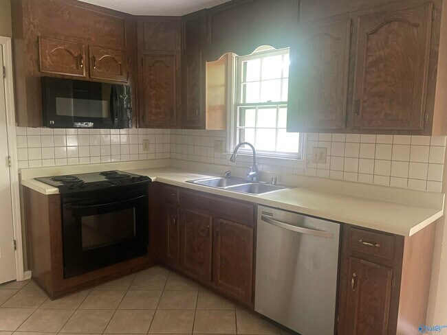 Building Photo - 1808 Hollytree Dr NW