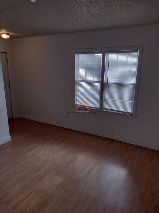 Building Photo - Large 1 Bed Apartment ALL BILLS PAID