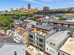 Building Photo - Stunning 3 Bed, 3 Bathroom Rental in the S...