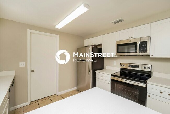 Building Photo - 3 Bedroom Pet-Friendly Home in TAMPA, FL with Main Street Renewal