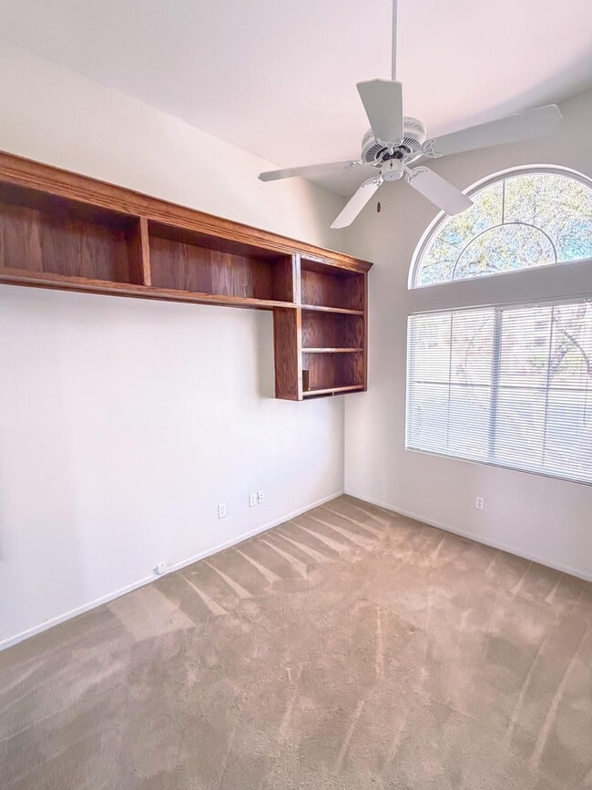 Building Photo - 8043 Shadowvale Dr