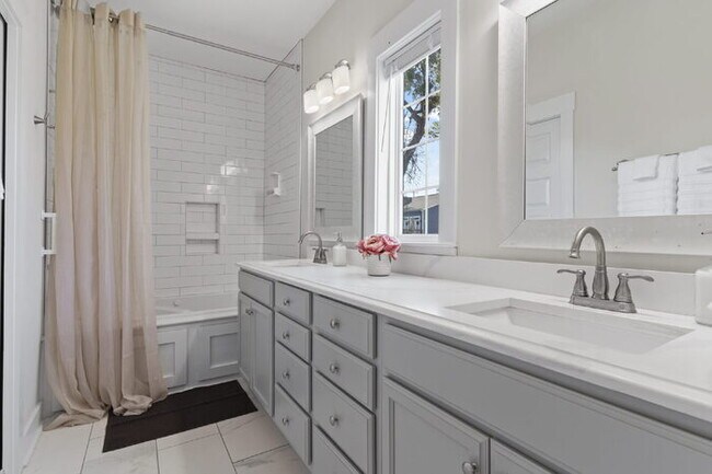 Building Photo - Luxurious 4-Bed Townhouse with Fireplace &...