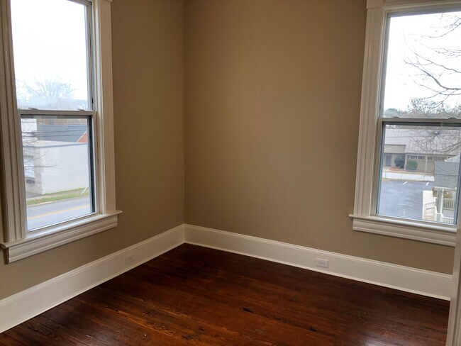 Building Photo - 411 S 8th St