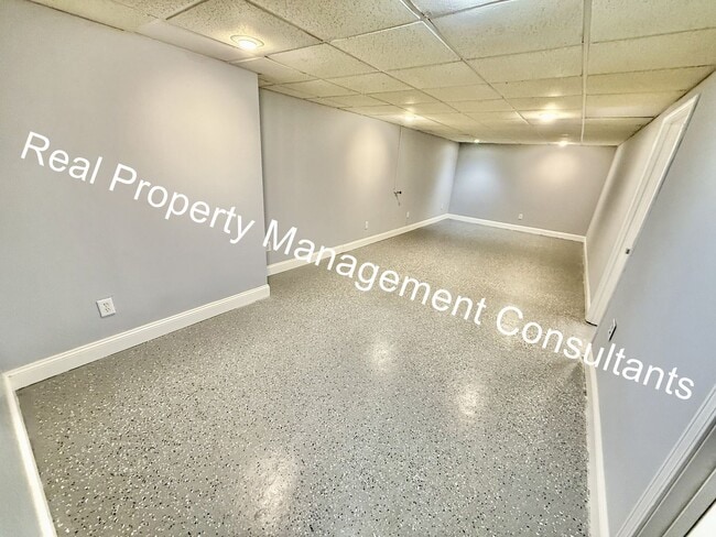 Building Photo - Stylish Split-Level Living in Overland Park  – Pet-Friendly