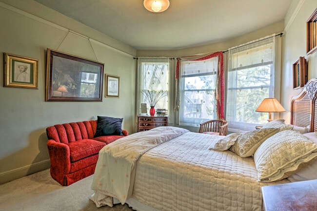 Building Photo - 233 Ashbury St