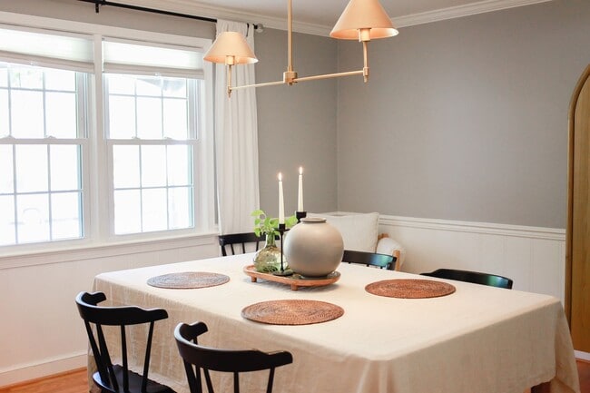 Building Photo - Charming 2BR in Historic Home – Bright, Sp...