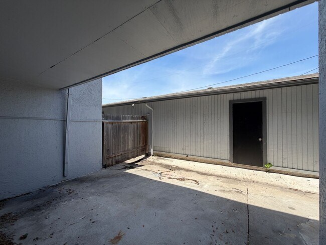 Building Photo - South Side Two Story Townhome!!