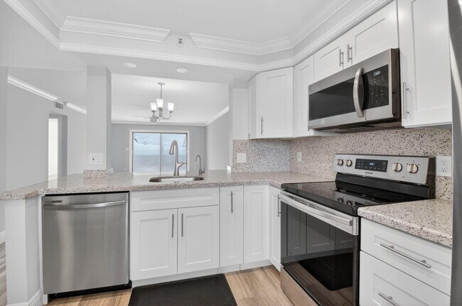 Building Photo - 7076 Huntington Ln